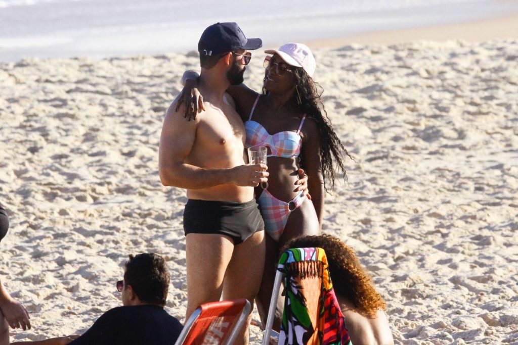 Erika Januza curtiu praia em clima de romance