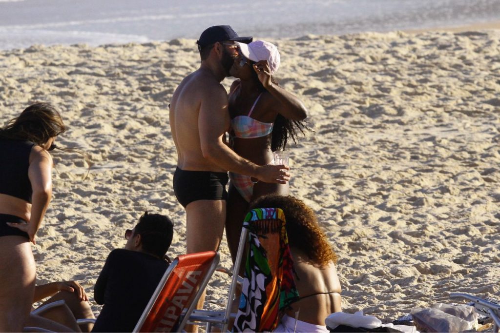 Erika Januza curtiu praia em clima de romance