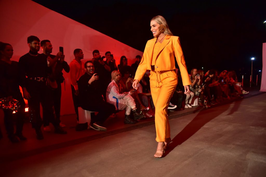 Erika Schneider também cruzou a passarela