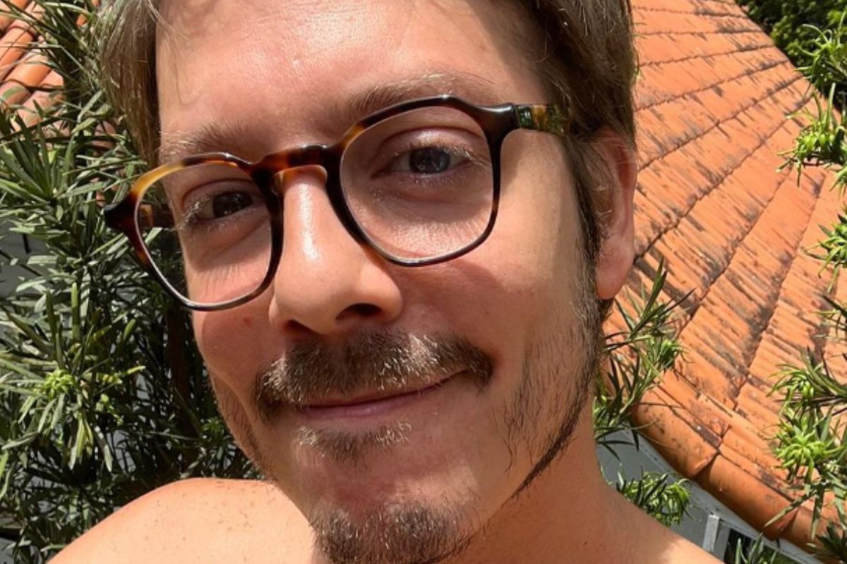 Selfie de Fábio Porchat de óculos e sem camisa
