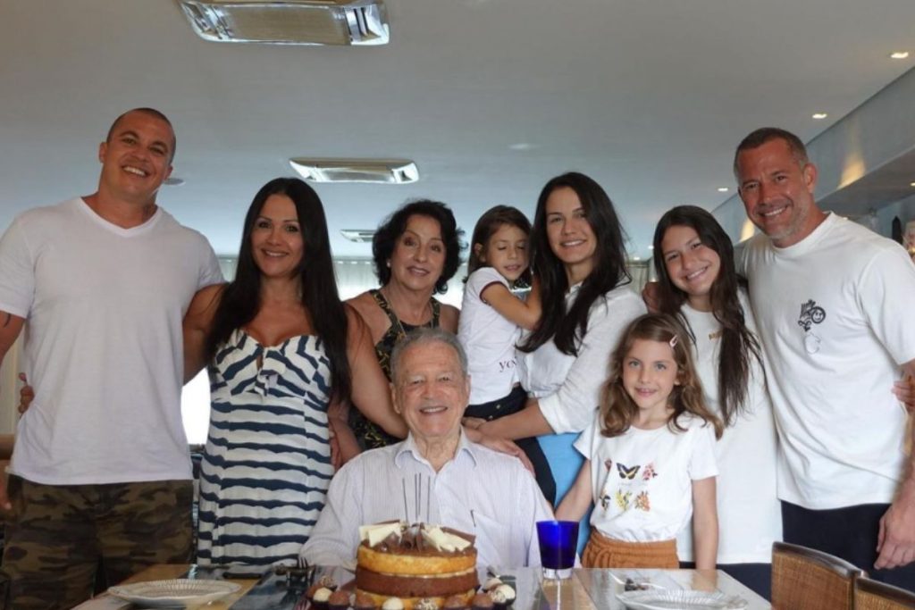 Família de Malvino Salvador e Kyra Gracie em aniversário de Robson Gracie