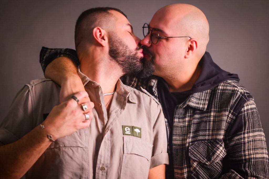 Fernando Poli e Tiago Abravanel beijando
