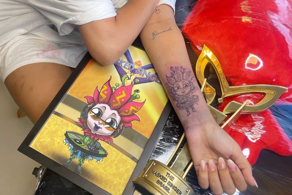 Flay faz tatuagem da personagem Vitória-Régia, do The Masked Singer Brasil