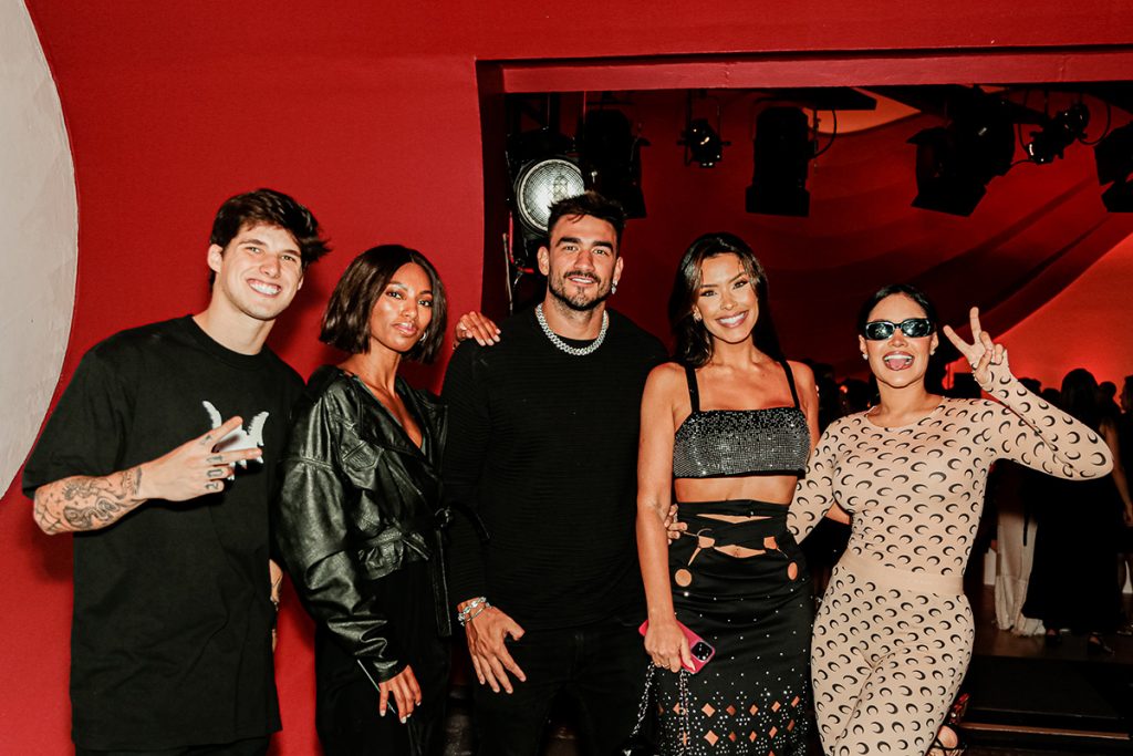Gabriel, Tina, Gui Napolitano, Ivy Moraes e Flay posaram juntos