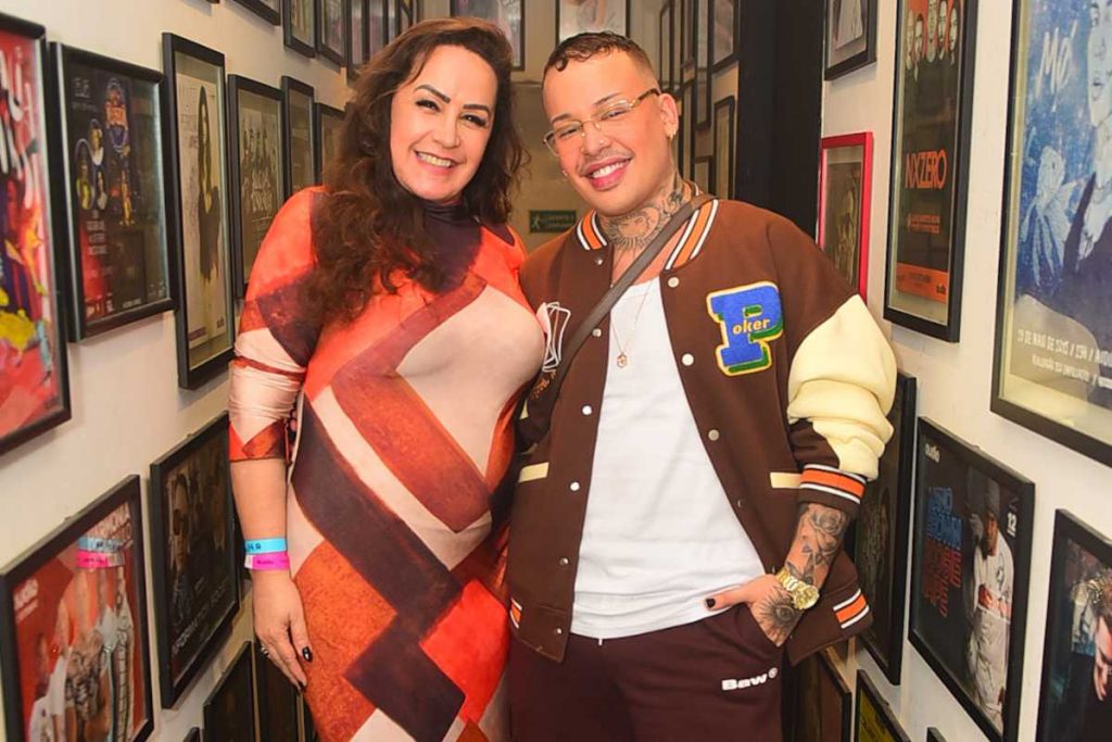 Gloria Groove e Gina Garcia curtindo show de Priscilla Alcantara