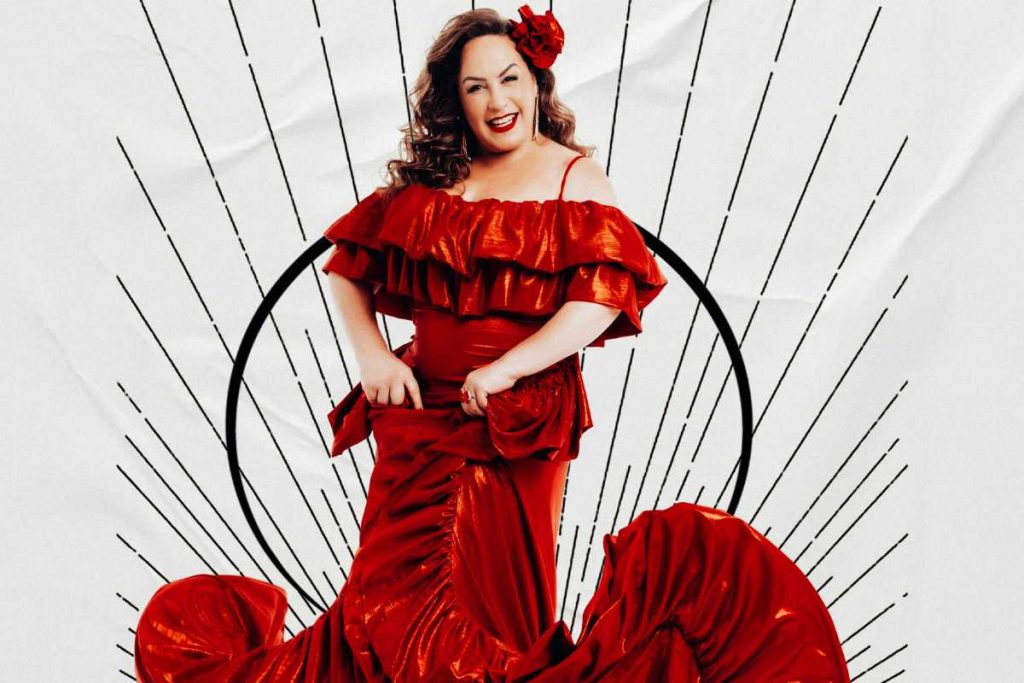 Gina Garcia posando estilosa de vermelho em Tributo a Gal Costa