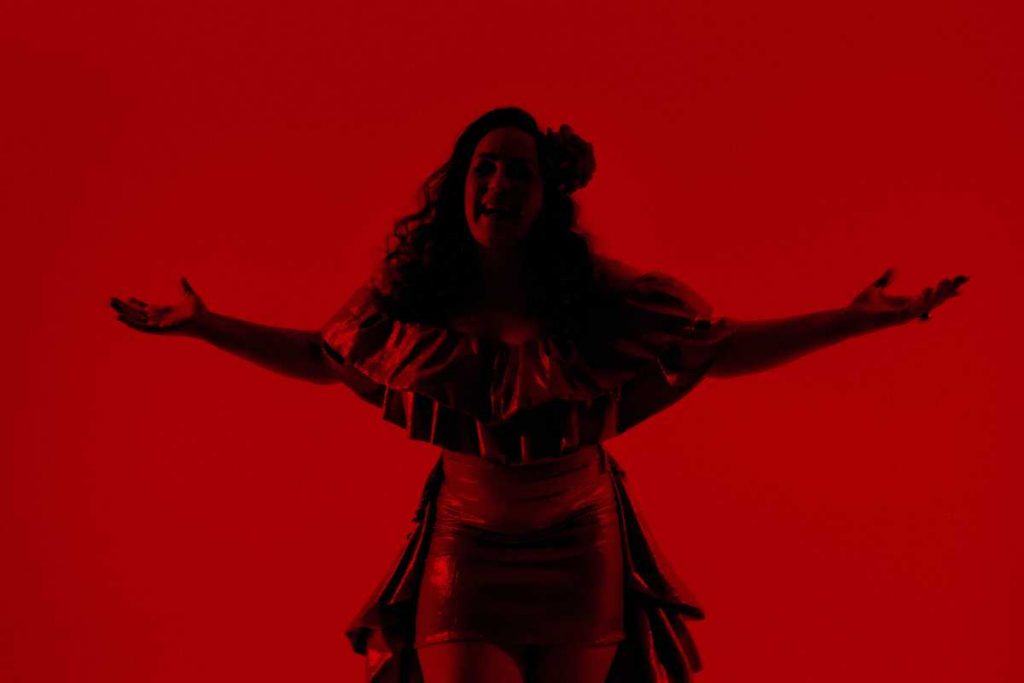 Gina Garcia posando estilosa de vermelho em Tributo a Gal Costa