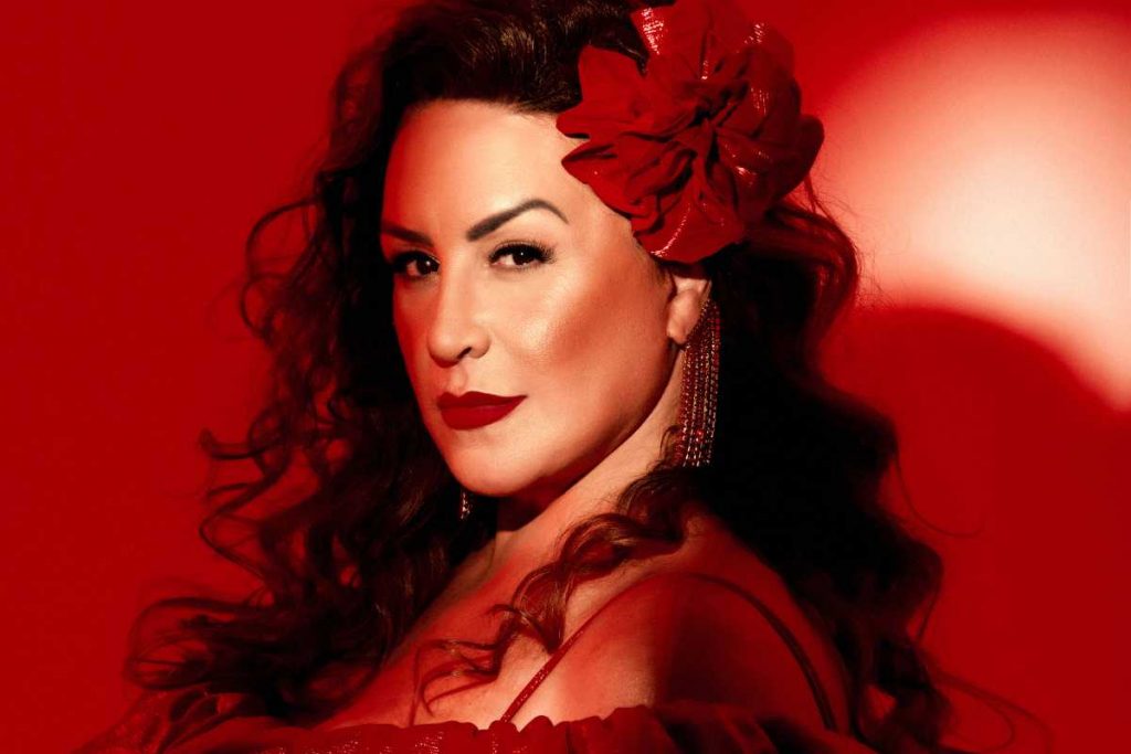 Gina Garcia posando estilosa de vermelho em Tributo a Gal Costa