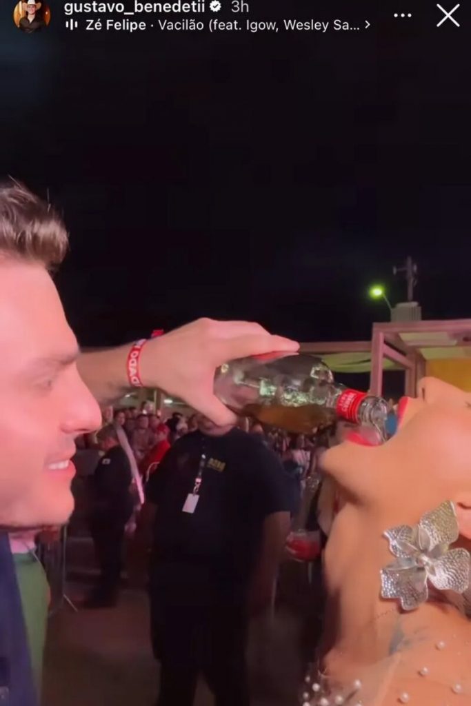 Gustavo jogando bebida na boca de Virginia
