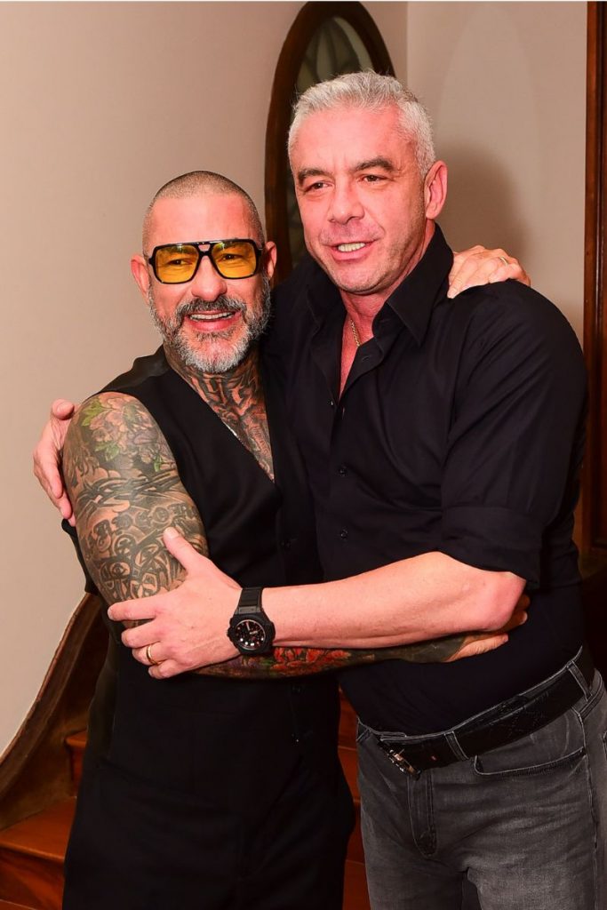 Henrique Fogaça ganha abraço de Alexandre Correa