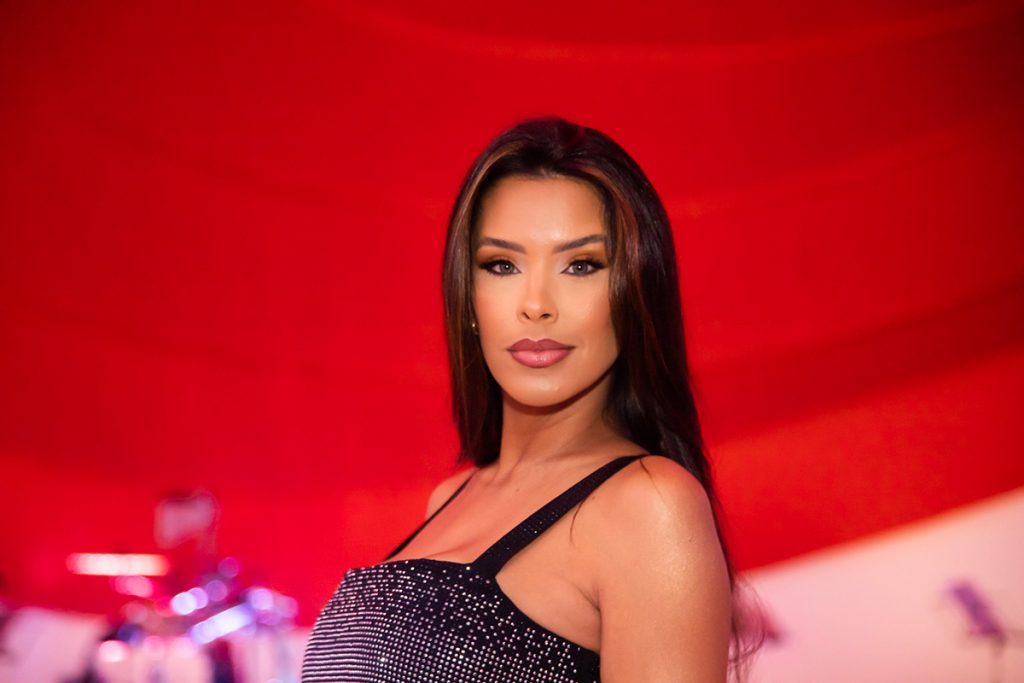 Ivy Moraes arrasou no carão na frente das câmeras