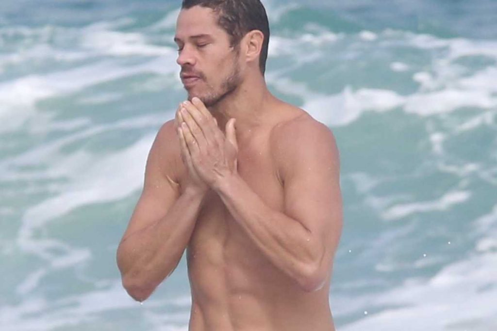 José Loreto exibindo corpão definido na praia