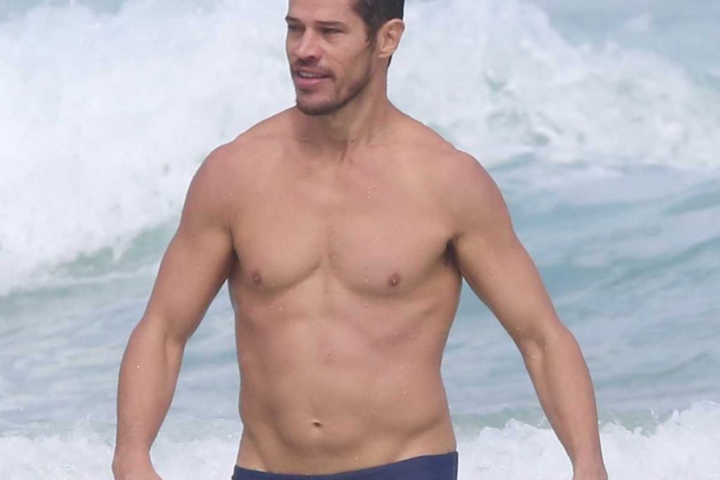 José Loreto exibindo corpão definido na praia