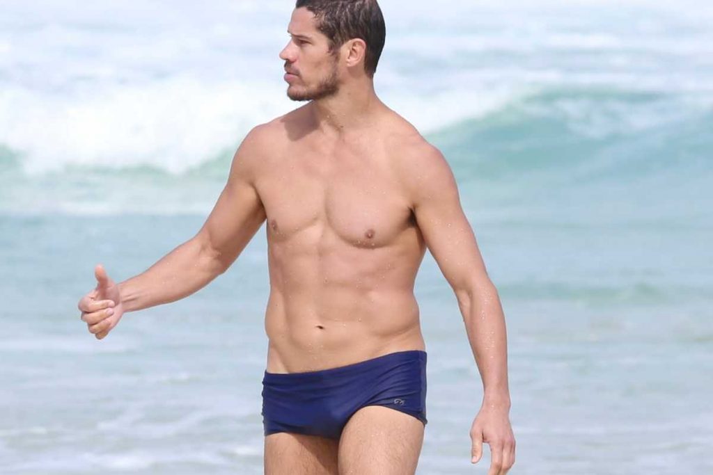 José Loreto exibindo corpão definido na praia