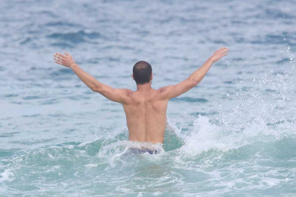 José Loreto exibindo corpão definido na praia