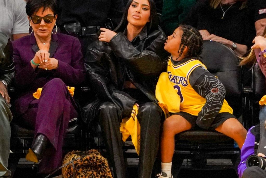 kim kardashian, kris jenner e saint west no jogo do lakers