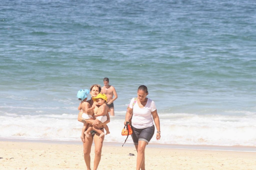 Lan Lahn deixa a praia com as gêmeas e sua assistente
