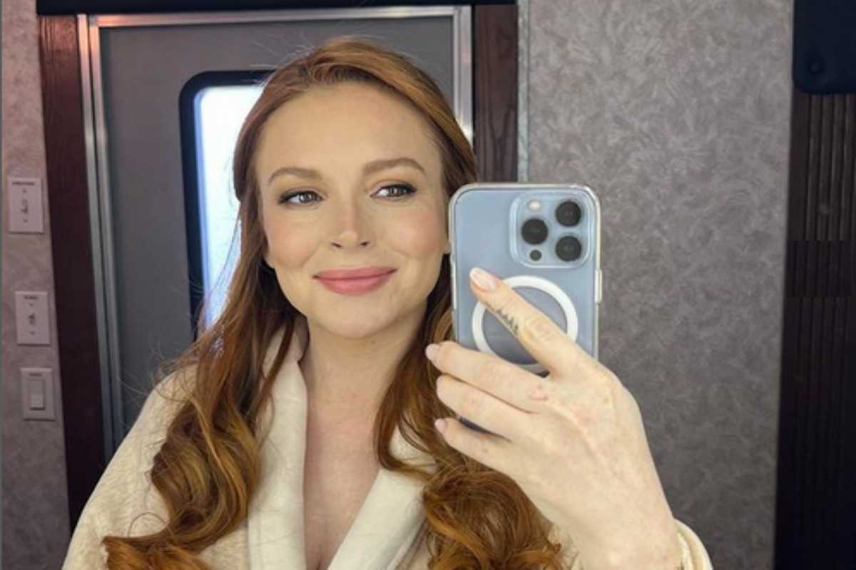 Lindsay Lohan com o celular na mão