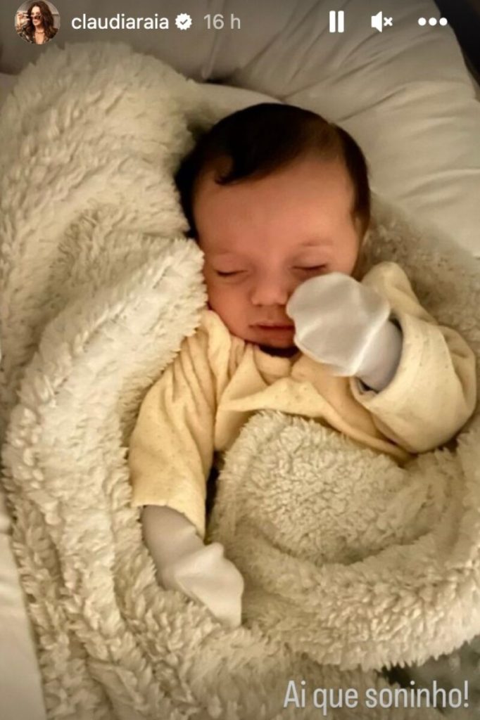 Lucca, filho de Claudia Raia, dormindo