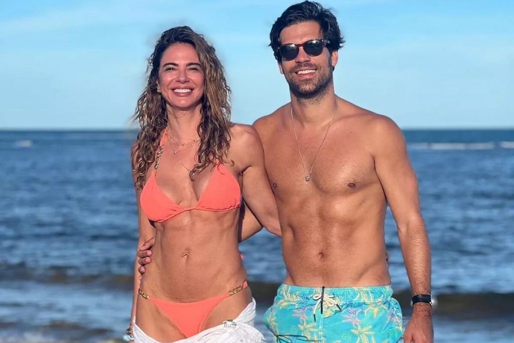 Luciana Gimenez de biquíni abraçada a Renato Breia na praia