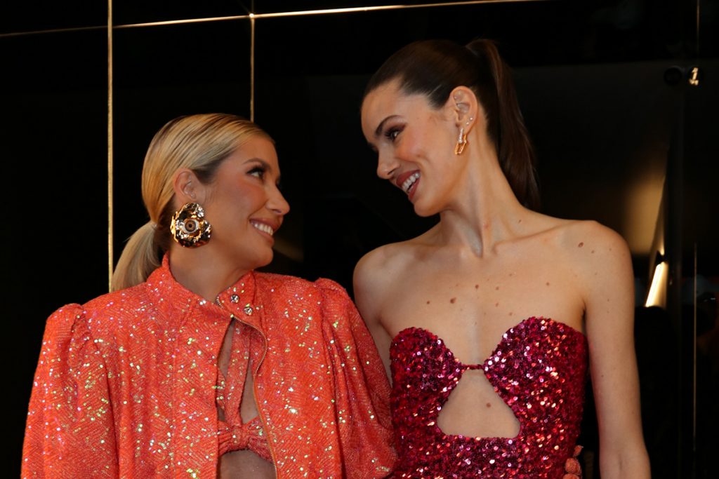 Luiza Possi e Camila Queiroz foram só sorrisos na ocasião