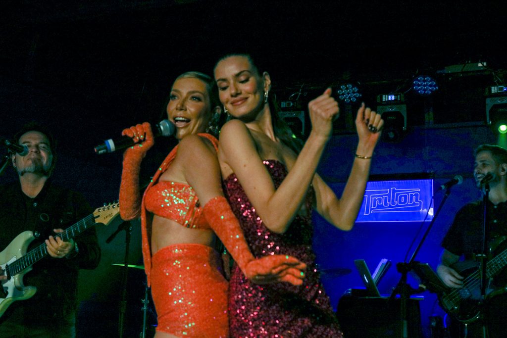 Luiza Possi e Camila Queiroz dançaram muito juntas