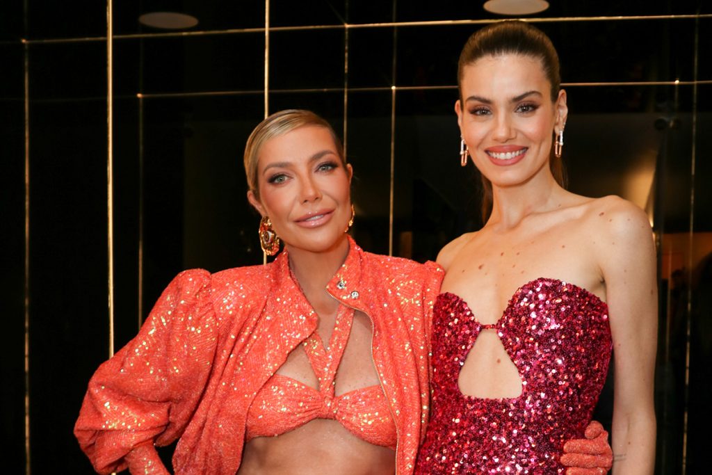 Luiza Possi e Camila Queiroz posaram juntas