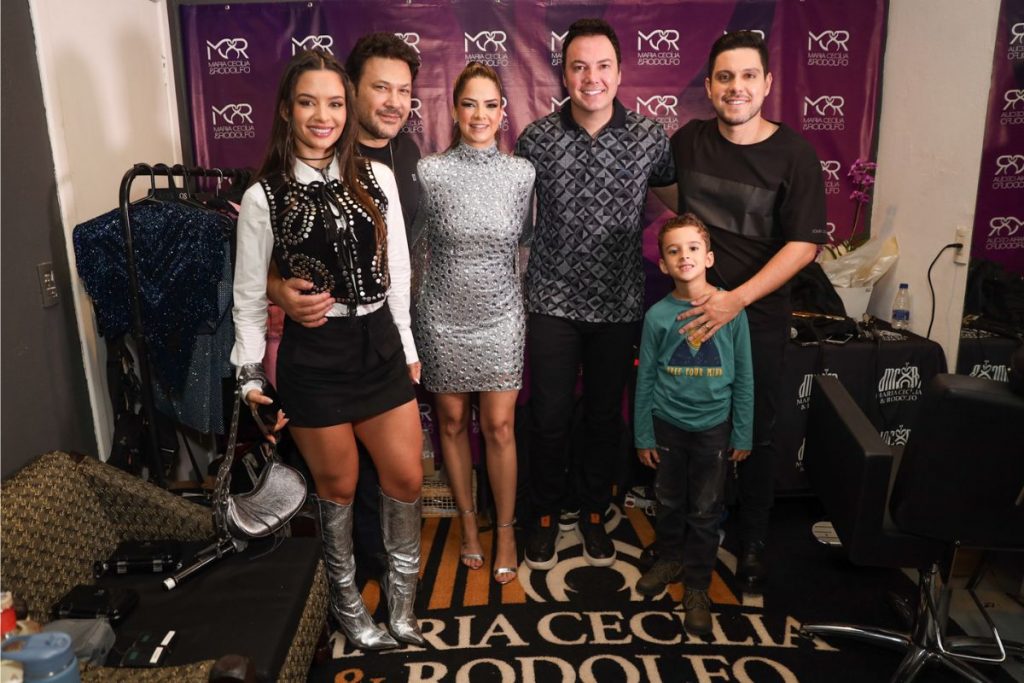 Maria cecília e Rodolfo recebem João Bosco e Vinícius no camarim de show