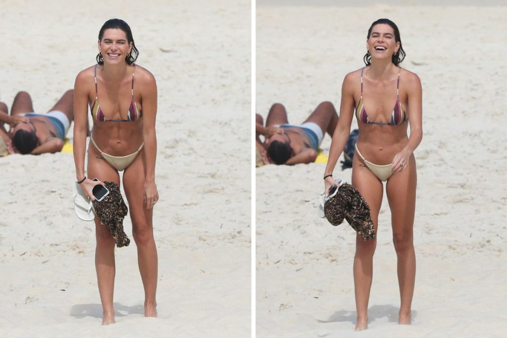 Mariana Goldfarb exibe boa forma em dia de praia em São Conrado