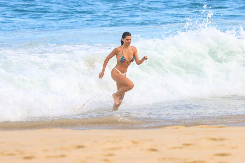 Mariana Goldfarb curtindo praia na Zona Sul do Rio de Janeiro