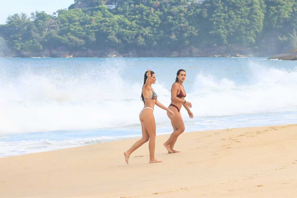 Mariana Goldfarb e Mari Saad curtindo praia na Zona Sul do Rio de Janeiro