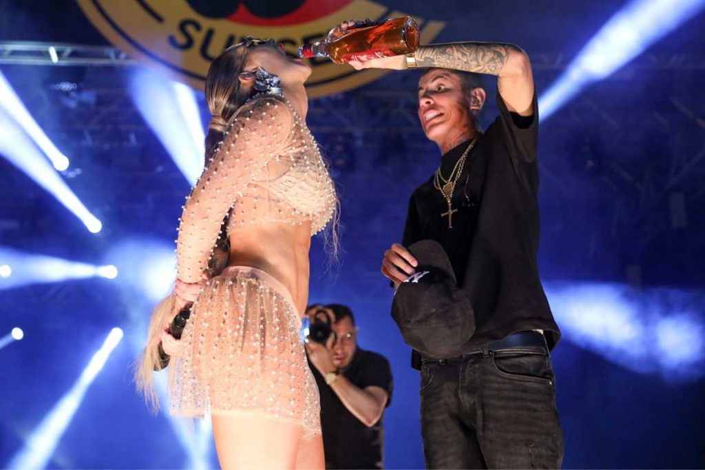 MC Don Juan dando bebida a Virginia Fonseca em festa Malvada Sunset
