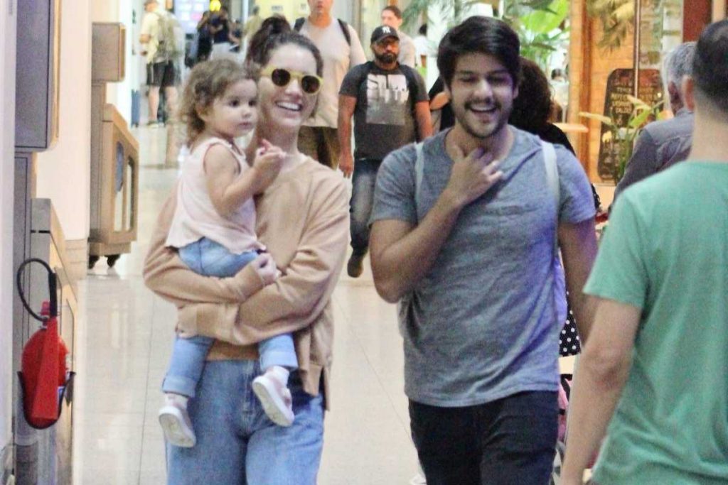 Nathalia Dill no aeroporto Santos Dumont