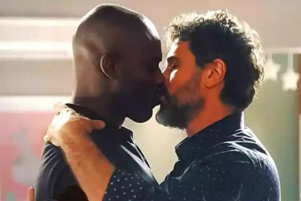 Beijo de Rafael Zulu  e Eriberto Leão em "O Outro Lado do Paraíso"