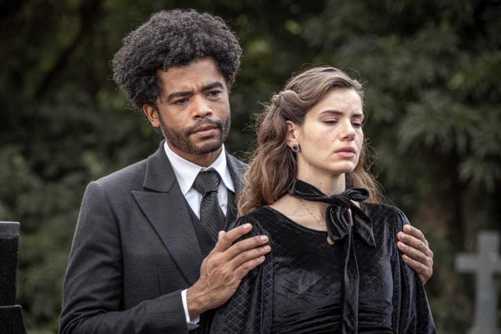 Orlando (Diogo Almeida) e Marê (Camila Queiroz) tristes em Amor Perfeito