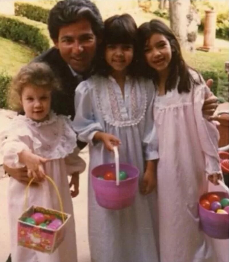Irmãs Kardashian e o pai na Páscoa, na infância 