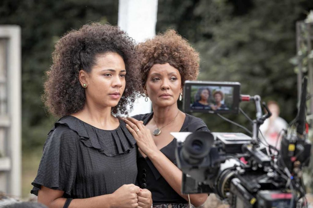 Bastidores com Sônia (Bárbara Sut) e Aparecida (Isabel Fillardis)