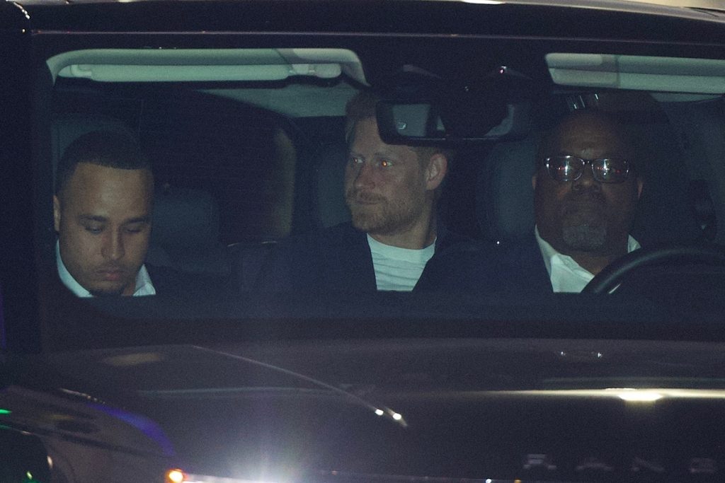 Príncipe Harry foi fotografado após curtir jogo de basquete ao lado da esposa