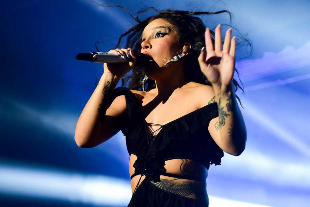 Priscilla Alcantara cantando em show de encerramento de turnê