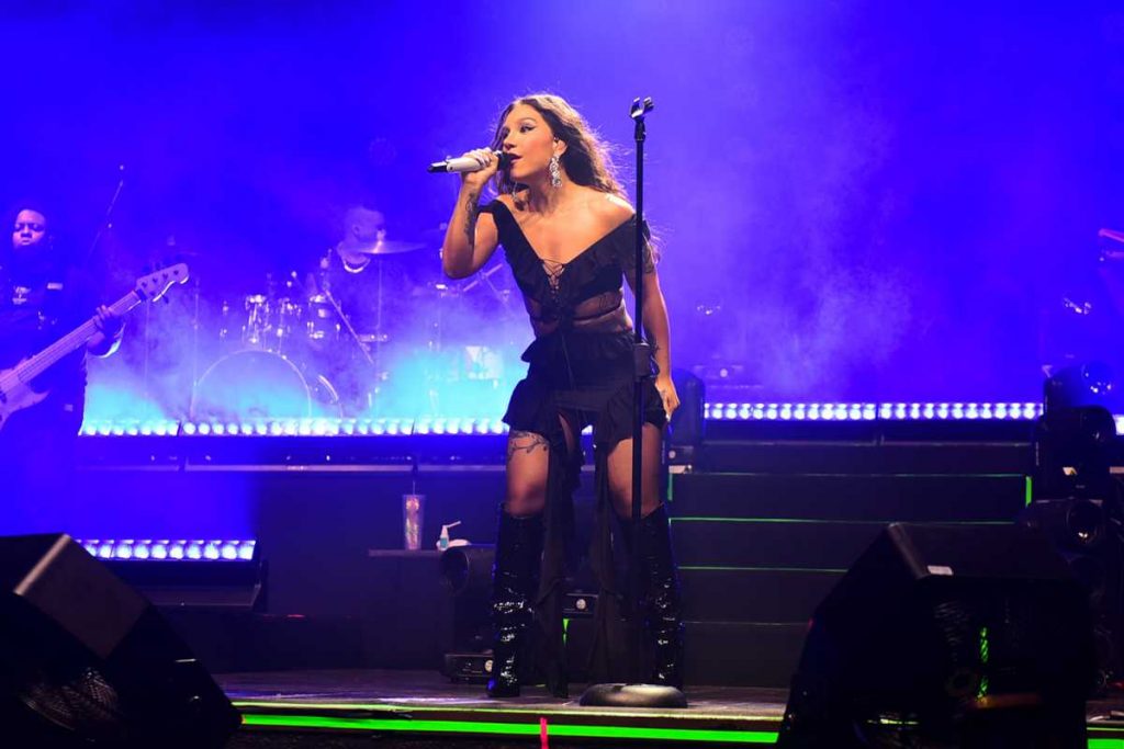 Priscilla Alcantara cantando em show de encerramento de turnê