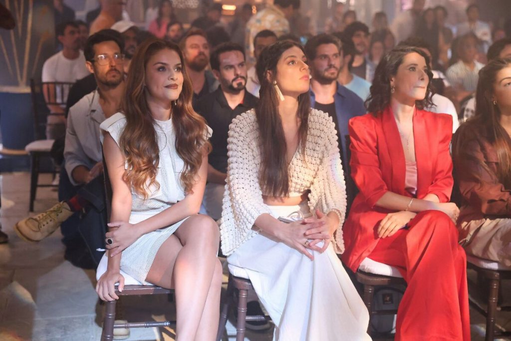 Elenco de Reis assiste trailer 