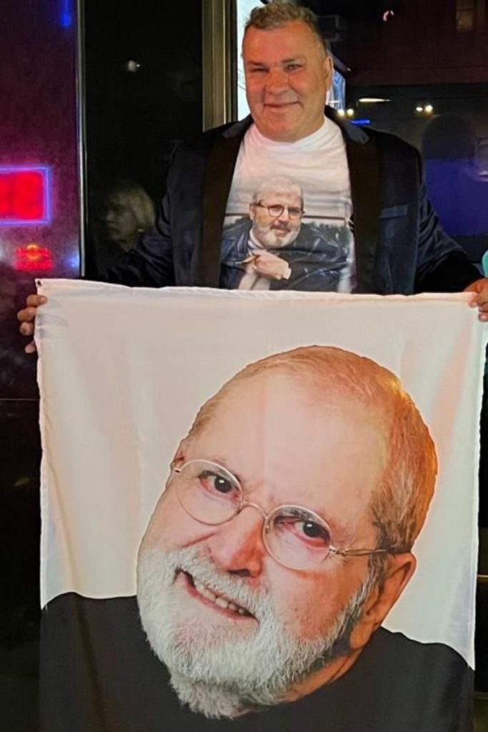 Roberto Trevisan com banner feito em homenagem a Jô Soares