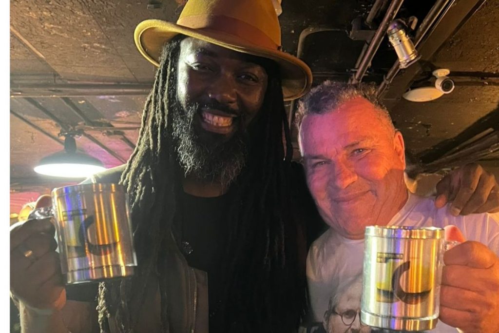 Convidado de Roberto Terevisan exibe a caneca em homenagem a Jô Soares