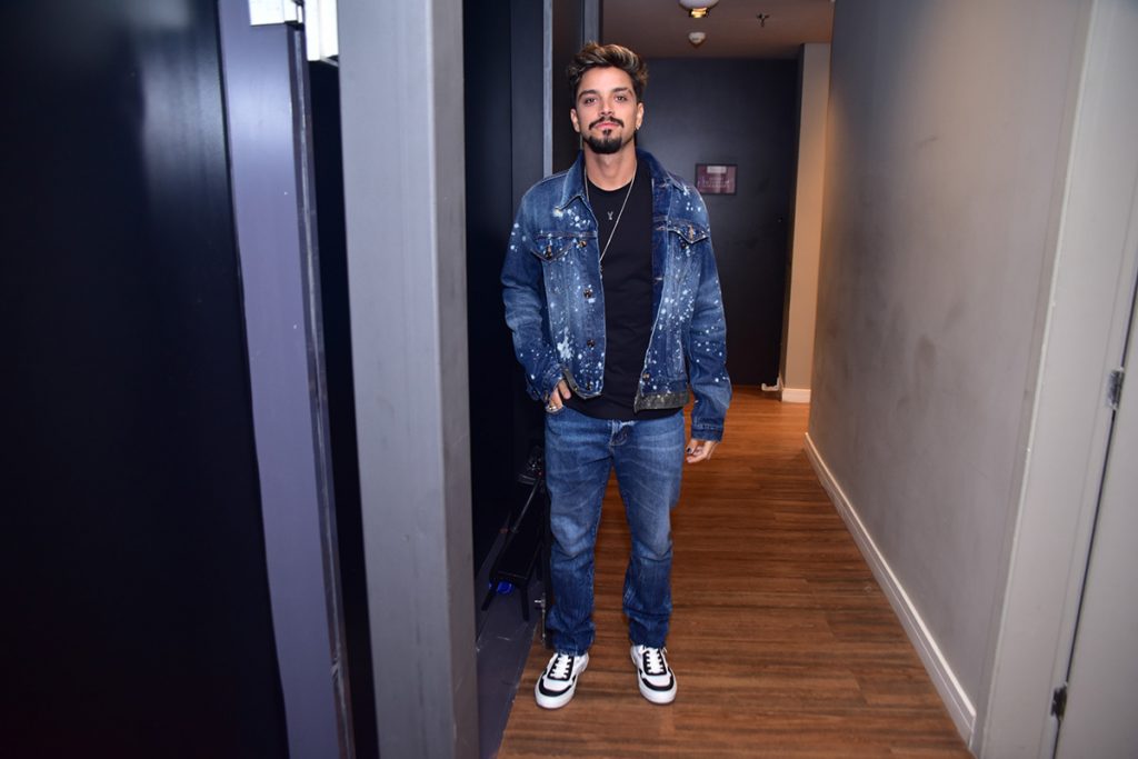 Rodrigo Simas posou para os fotógrafos