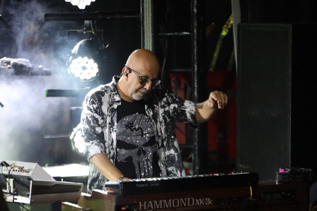 Feghali tocando teclado 