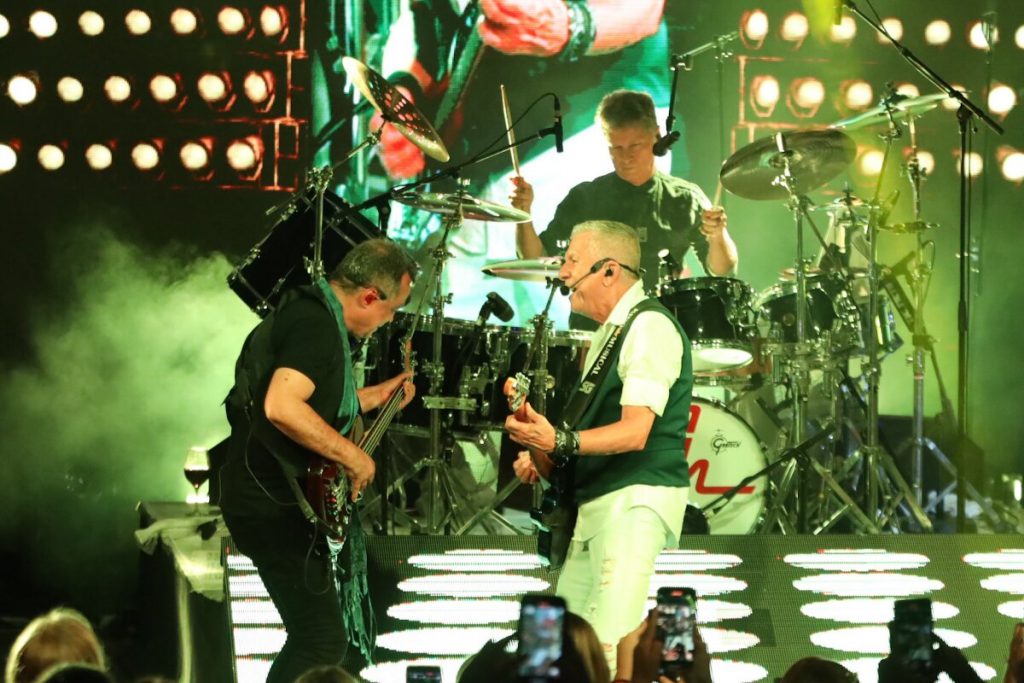 Nando e Kiko em solo de baixo e guitarra