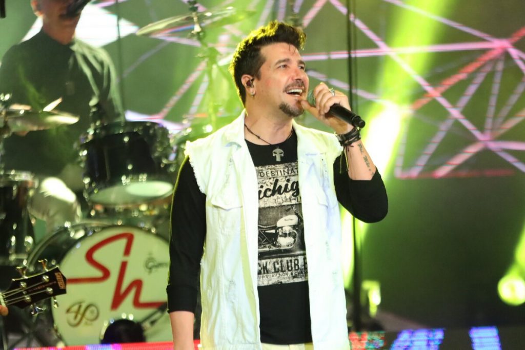 Fábio Nestares cantando