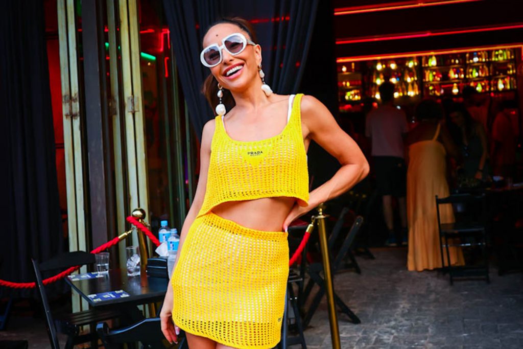 Sabrina Sato arrasou na escolha do look e usou um conjunto de cropped e saia