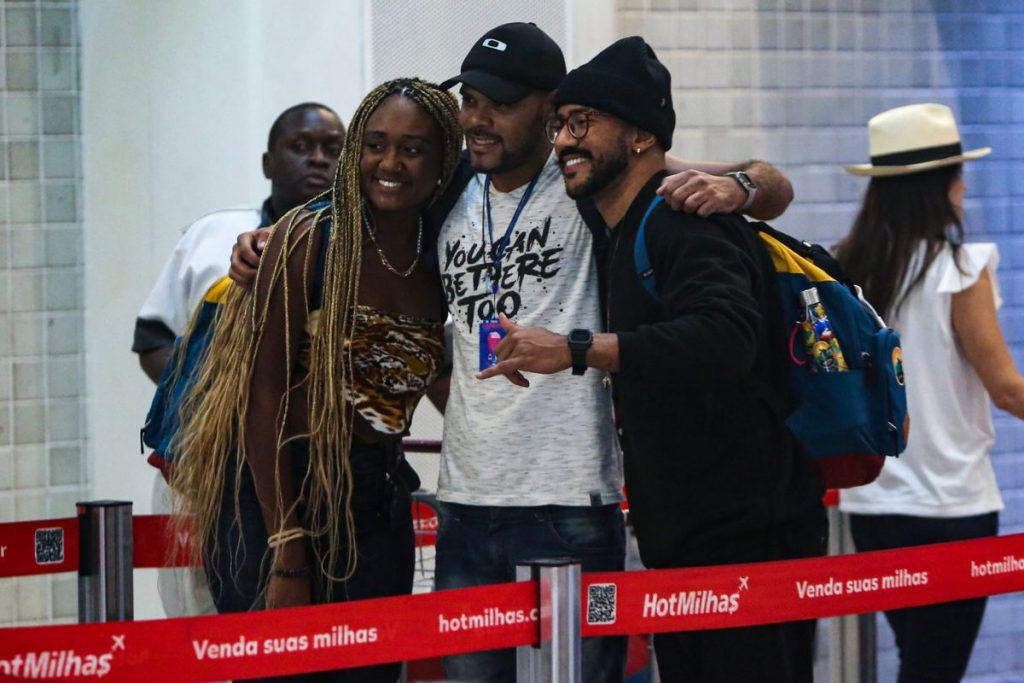 sarah aline e ricardo alface no aeroporto