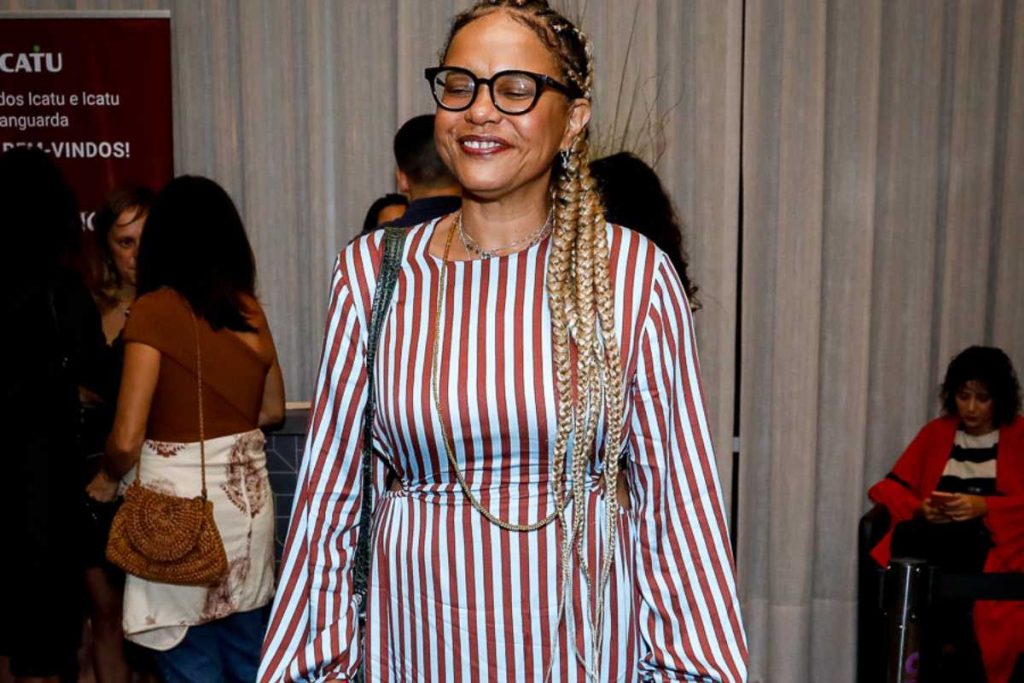 Tereza Cristina prestigiando Adriana Calcanhotto em homenagem a Gal Costa